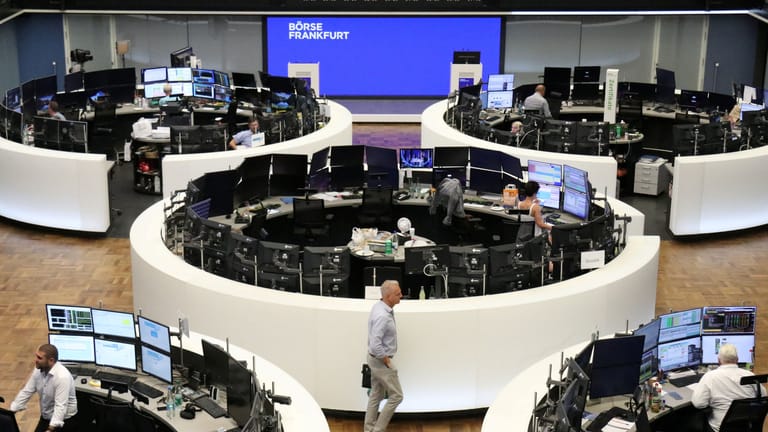 Der Handelssaal an der Frankfurter Börse: Anleger griffen bei Aktien am Freitag zu.