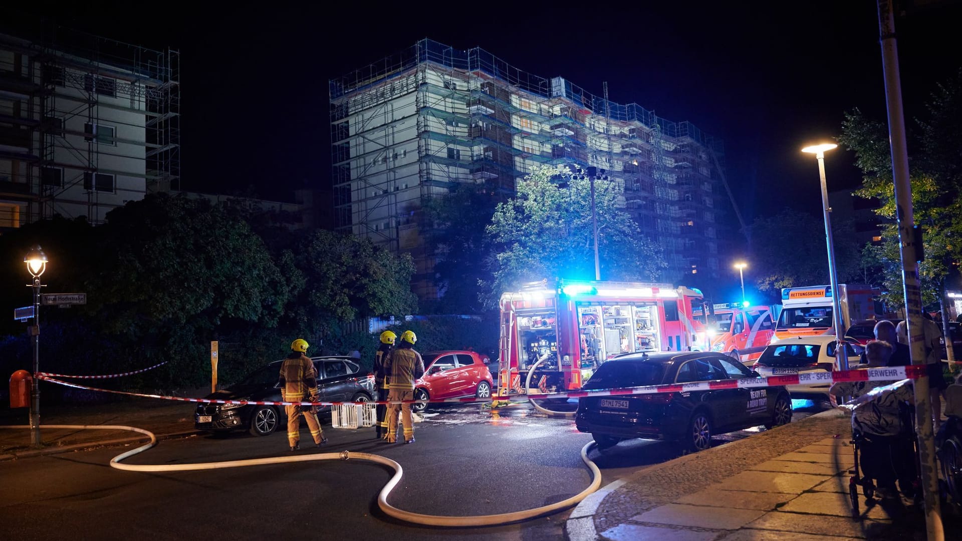 Feuerwehrfahrzeuge stehen vor einem Mietshaus in Gesundbrunnen. Auf dem Dach des eingerüsteten Hauses war ein Feuer ausgebrochen. Feuerwehrfahrzeuge stehen vor einem Mietshaus in Gesundbrunnen. Auf dem Dach des eingerüsteten Hauses war ein Feuer ausgebrochen.