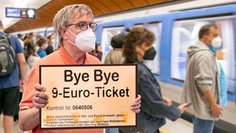 In einem Münchener U-Bahnhof: Ein Mann verabschiedet sich vom 9-Euro-Ticket.
