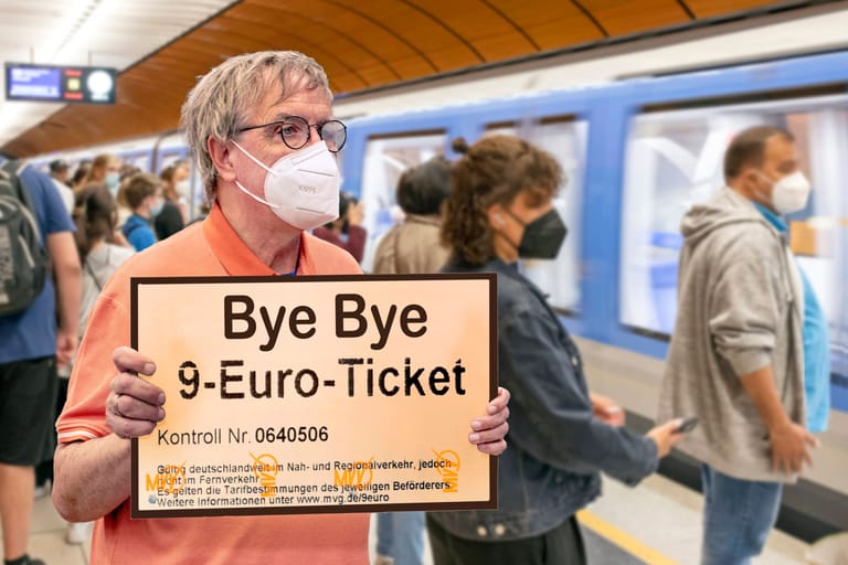 In einem Münchener U-Bahnhof: Ein Mann verabschiedet sich vom 9-Euro-Ticket.
