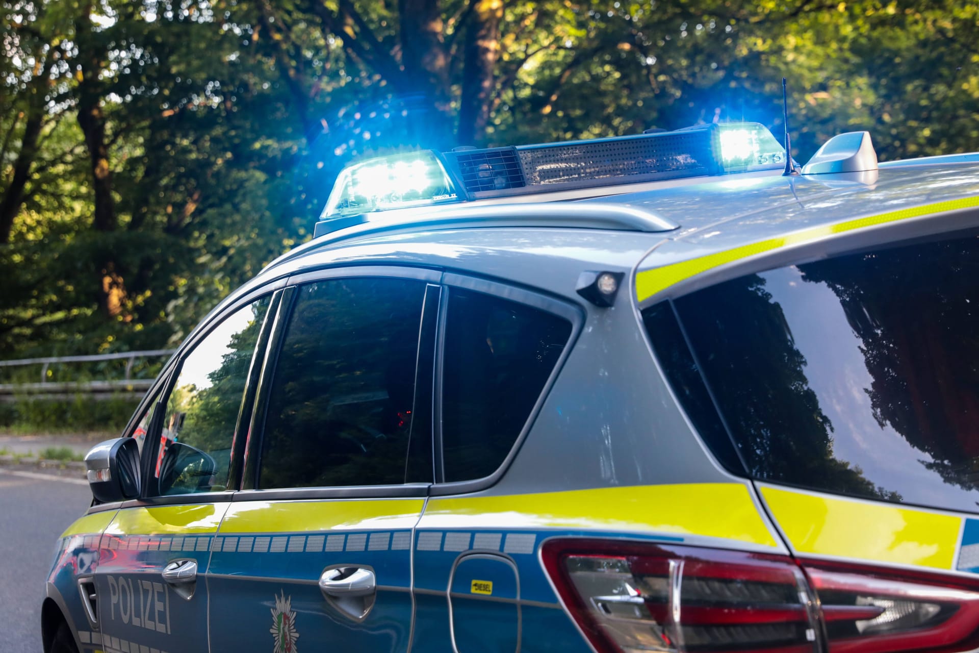 Einsatzwagen der Polizei in NRW (Symbolfoto): Die Verdächtigen bewegten sich von der Kölner Straße in Richtung Frechener Innenstadt.