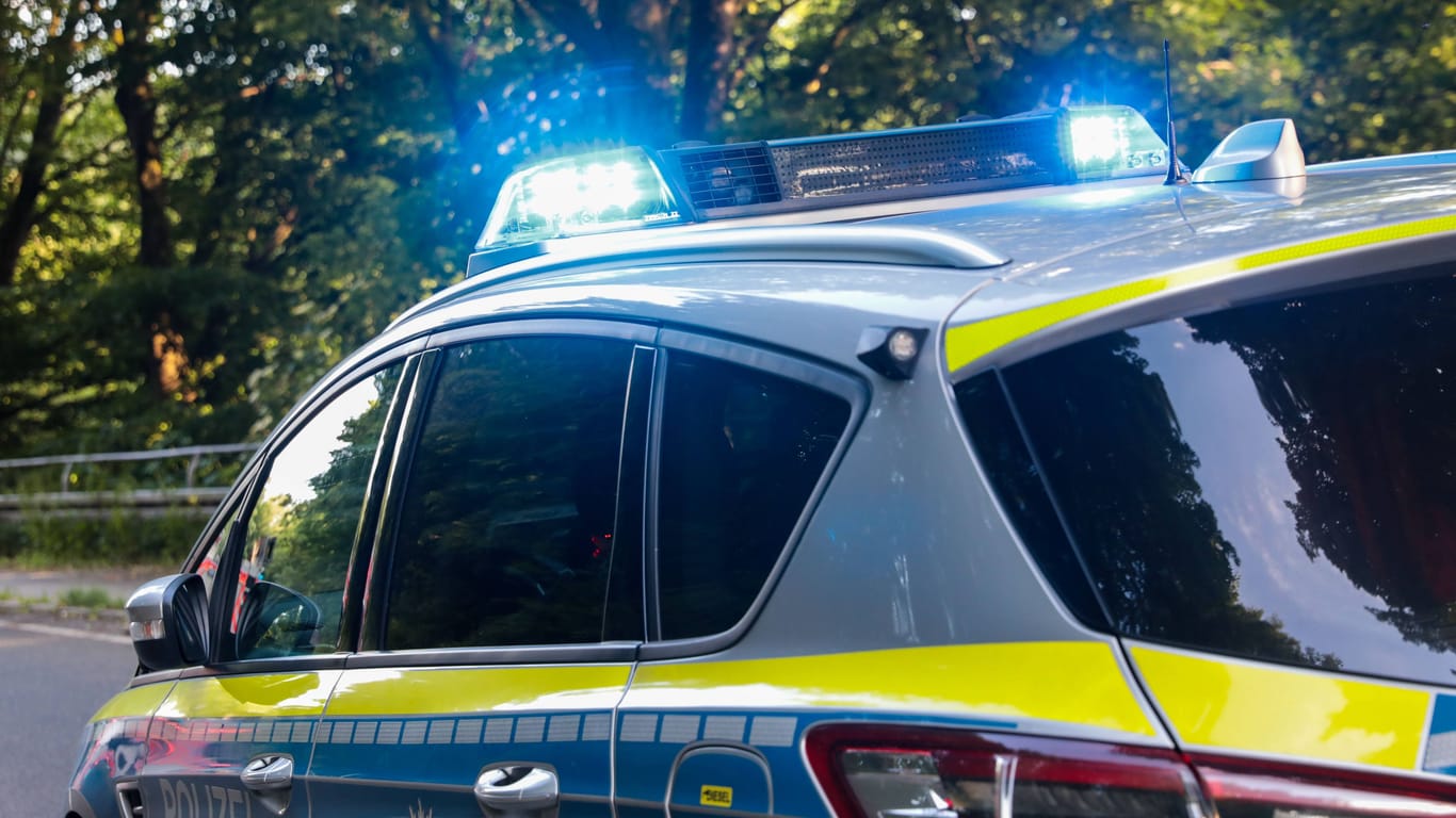 Einsatzwagen der Polizei in NRW (Symbolfoto): Die Verdächtigen bewegten sich von der Kölner Straße in Richtung Frechener Innenstadt.