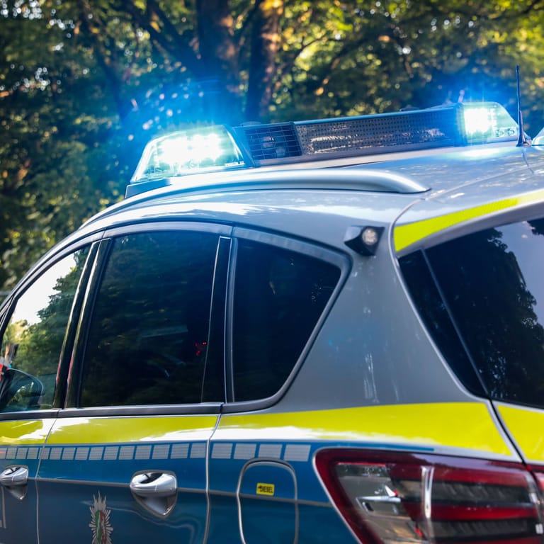 Einsatzwagen der Polizei in NRW (Symbolfoto): Ein Messerangriff beschäftigt die Polizei Herne.