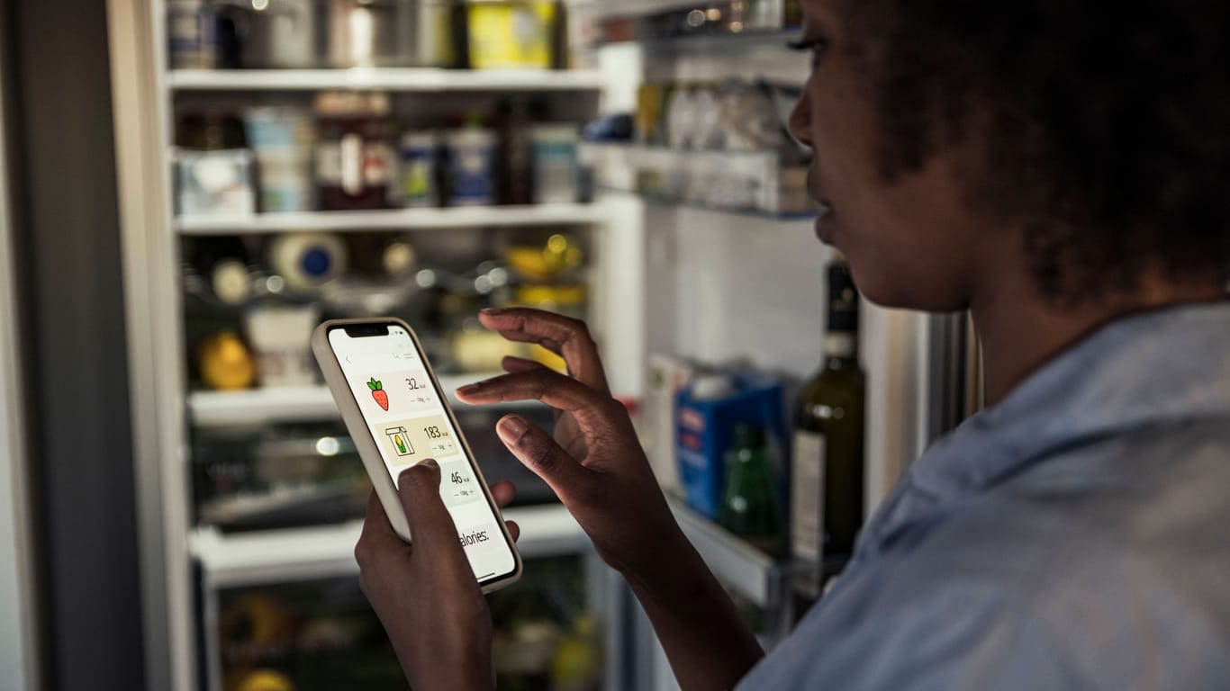 Digitale Unterstützung: Applikationen auf dem Handy können dabei helfen, die Kalorienaufnahme zu dokumentieren.
