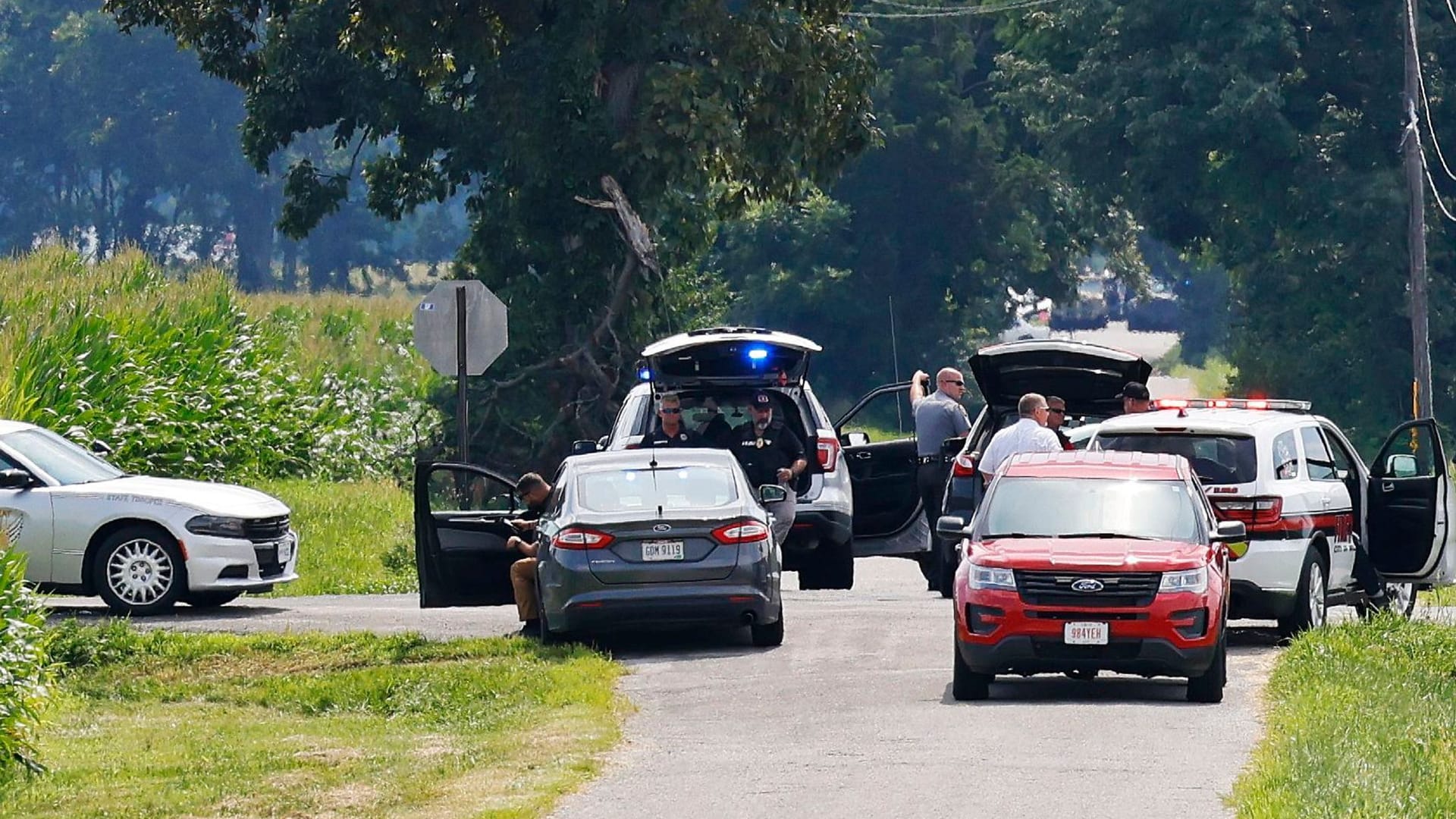 Eine Straße nahe des Ortes, an dem die Verfolgungsjagd in Ohio endete, wird von der Polizei gesperrt. Eine Straße nahe des Ortes, an dem die Verfolgungsjagd in Ohio endete, wird von der Polizei gesperrt.