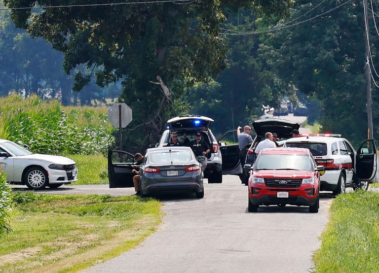 Eine Straße nahe des Ortes, an dem die Verfolgungsjagd in Ohio endete, wird von der Polizei gesperrt.