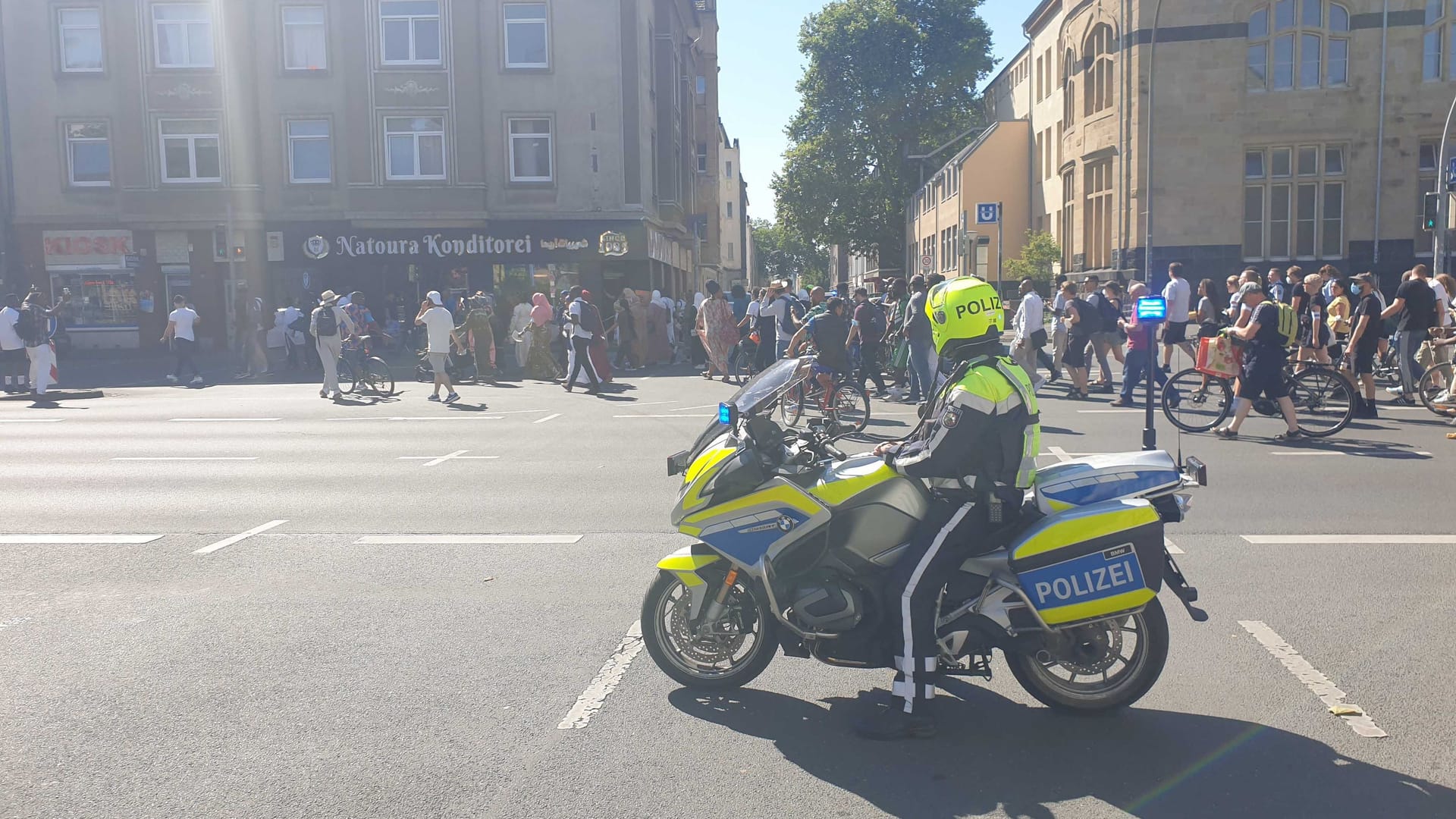 Nach dem Totengebet zogen Demonstrantinnen und Demonstranten durch die Dortmunder Nordstadt zum Friedensplatz.