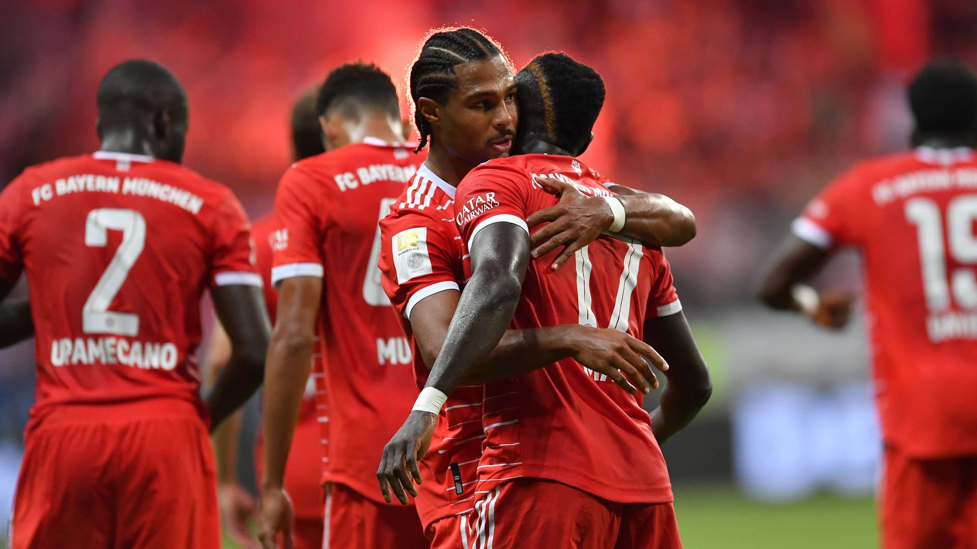 Der FC Bayern ist mit Abstand der Gehaltskrösus der Bundesliga. Doch wie hoch sind die Jahresgehälter von Sadio Mané, Manuel Neuer und Co.? Die Gehaltsliste des deutschen Rekordmeisters. (Quelle: sport.de, bild.de)