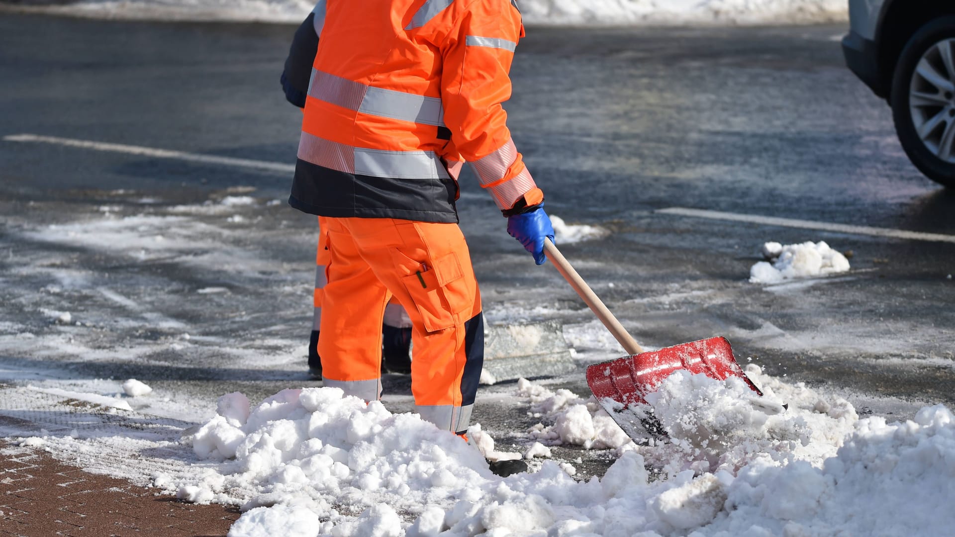 Winterdienst im Einsatz (Symbolfoto): Künftig darf nur noch die Stadt Salz streuen, geht aus einer Senatsvorlage hervor. Winterdienst im Einsatz (Symbolfoto): Künftig darf nur noch die Stadt Salz streuen, geht aus einer Senatsvorlage hervor.