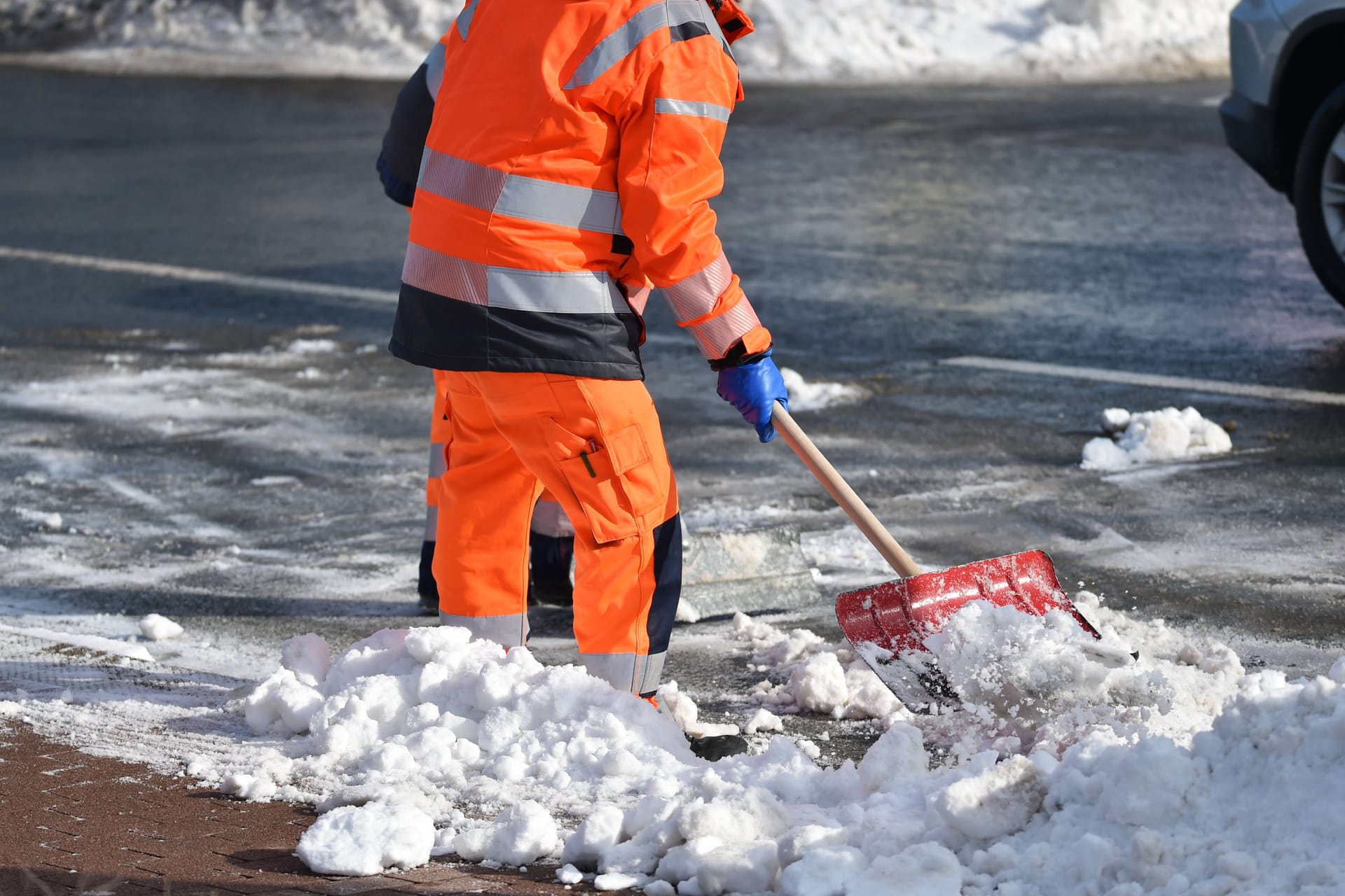 Winterdienst im Einsatz (Symbolfoto): Künftig darf nur noch die Stadt Salz streuen, geht aus einer Senatsvorlage hervor.