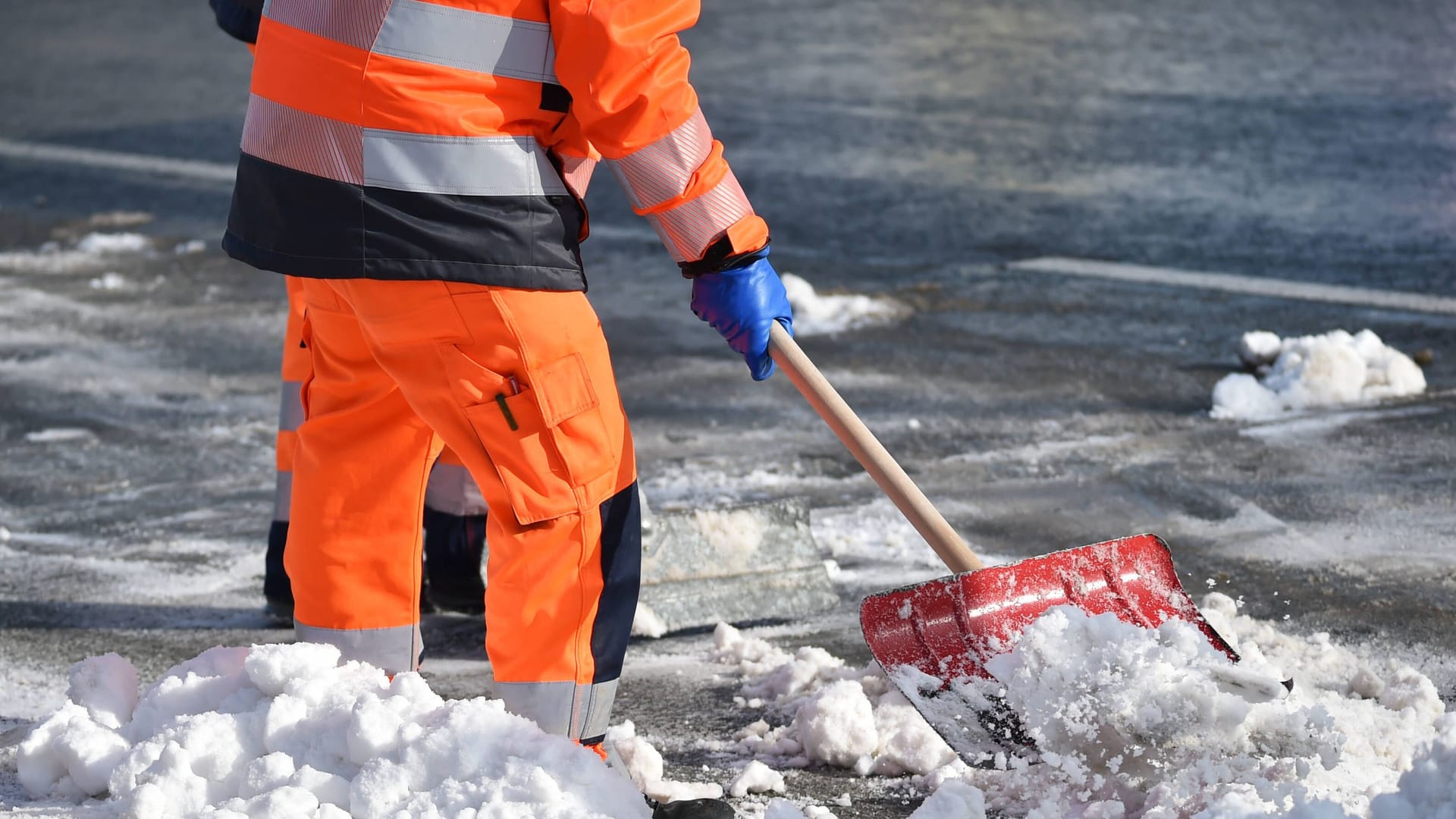 Winterdienst im Einsatz (Symbolfoto): Künftig darf nur noch die Stadt Salz streuen, geht aus einer Senatsvorlage hervor.