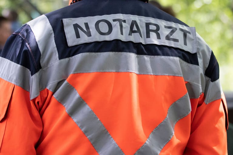 Ein Notarzt im Einsatz (Symbolbild): Bei einem Fallschirmsprung in der Region Hannover starb eine Frau.