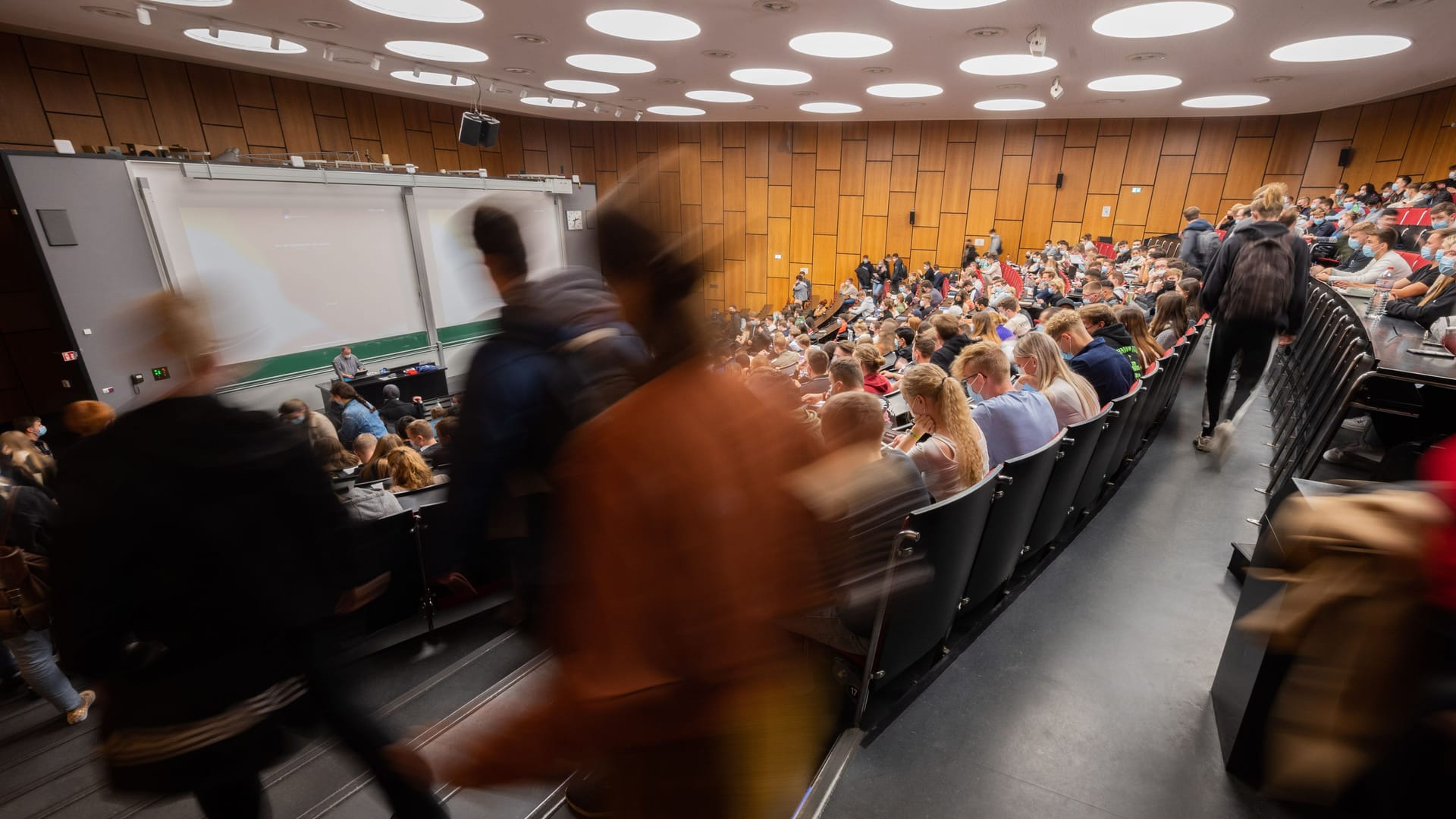 Studierende in einem Hörsaal (Symbolbild): Auch bei Studenten richtet sich die Steuerklasse vor allem nach dem Familienstand.