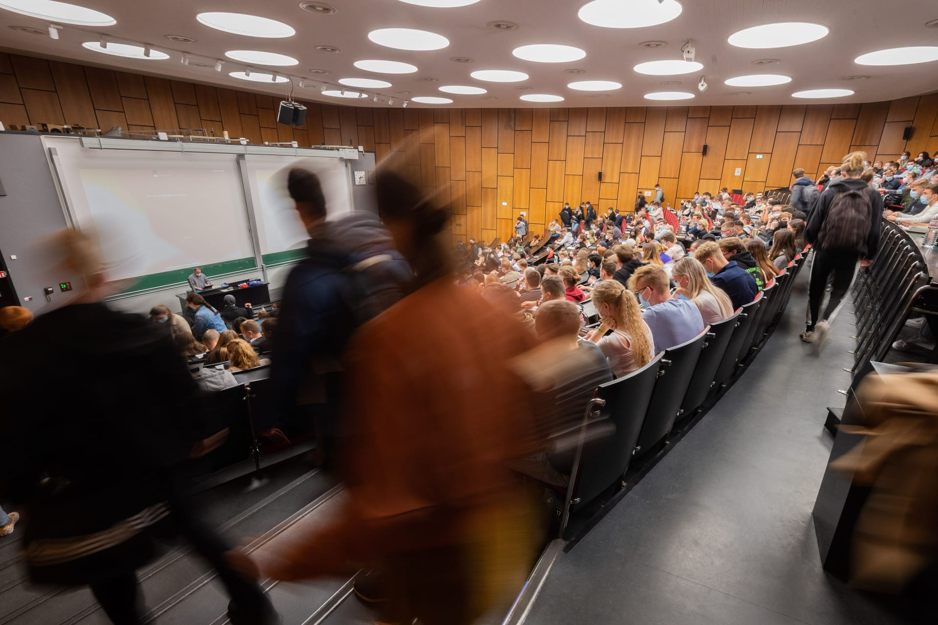 Studierende in einem Hörsaal (Symbolbild): Auch bei Studenten richtet sich die Steuerklasse vor allem nach dem Familienstand.