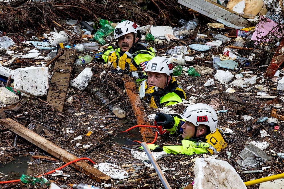 Rettungskräfte in den Überflutungsgebieten: In Kentucky sind mindestens 35 Menschen ums Leben gekommen.