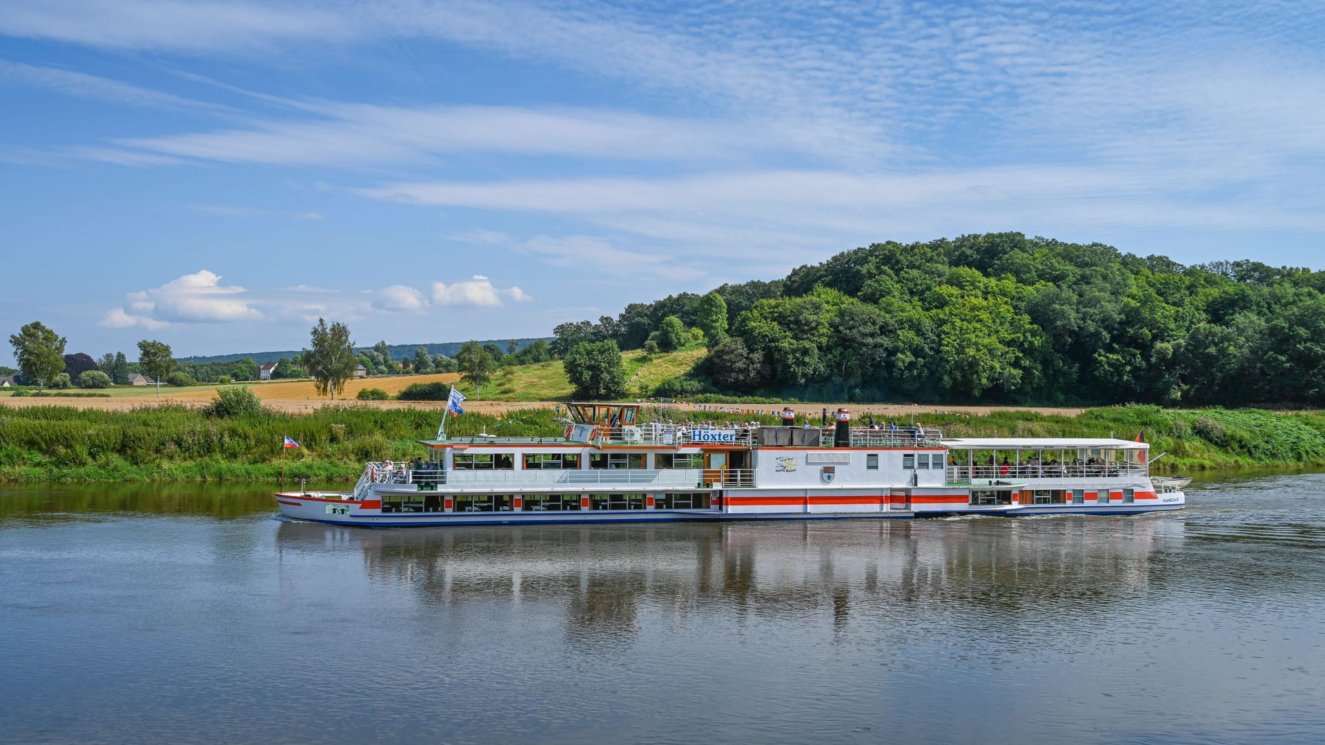 Ein Ausflugsdampfer auf der Weser bei Beverungen: Teile des Flusses sind für die Schifffahrt gesperrt.