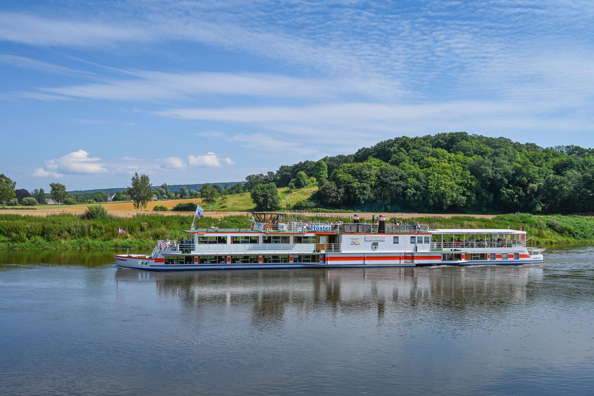 Ein Ausflugsdampfer auf der Weser bei Beverungen: Teile des Flusses sind für die Schifffahrt gesperrt.