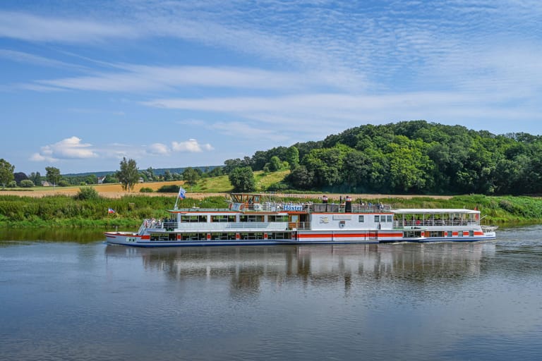 Ein Ausflugsdampfer auf der Weser bei Beverungen: Teile des Flusses sind für die Schifffahrt gesperrt.
