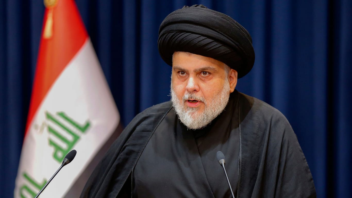 Muktada al-Sadr am Dienstag bei einer Rede in seinem Haus: Der einflussreiche schiitische Geistliche hat seine Anhänger zum Rückzug aufgerufen.