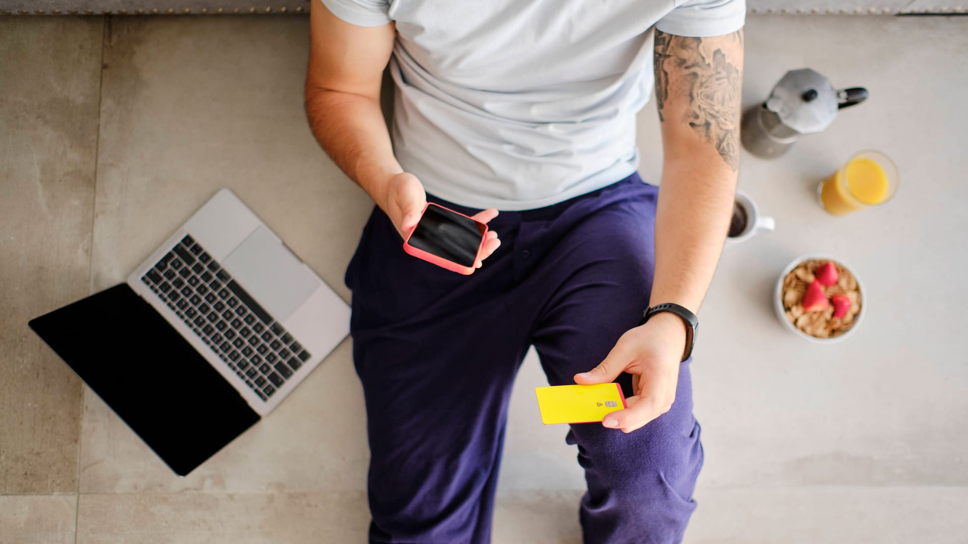 Mann hält Kreditkarte bereit für Online-Shopping (Symbolbild): Diese Änderung müssen Menschen im Online-Lebensmittelhandel nun beachten.