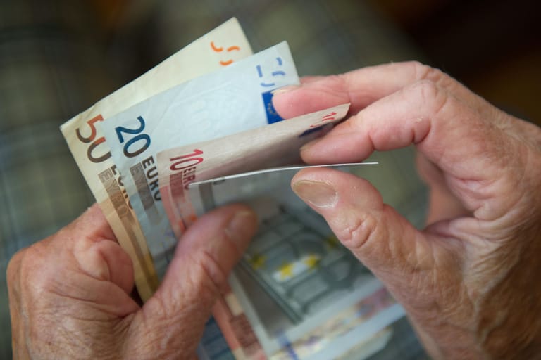 Rentnerin zählt Geldscheine (Symbolbild): Wer als Rentner etwas hinzuverdient, fällt mitunter in Steuerklasse 6.