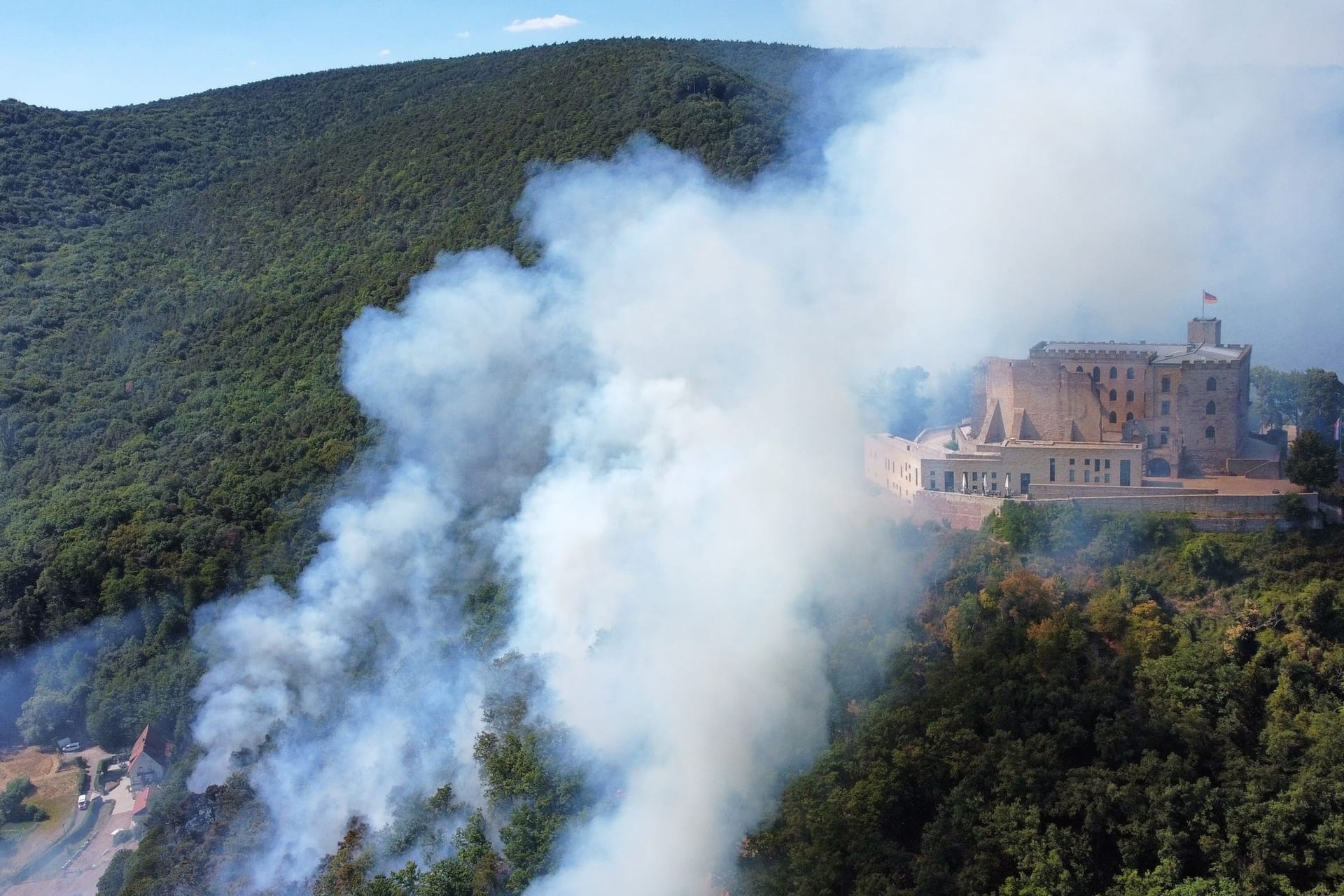 Rauch über dem Hambacher Schloss: Im angrenzenden Wald hat es gebrannt.