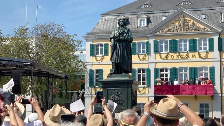 Restauriertes Beethoven-Denkmal in Bonn enthüllt