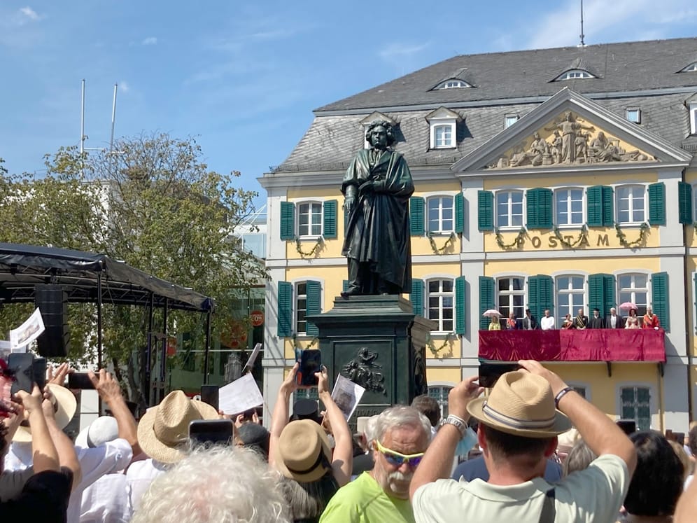 Restauriertes Beethoven-Denkmal in Bonn enthüllt