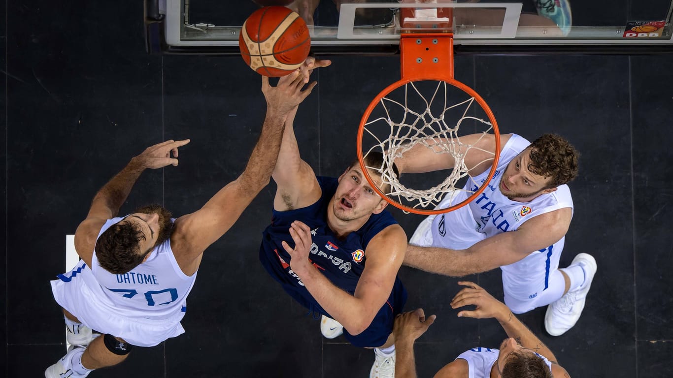 Topstar: Serbiens Center Nikola Jokic (M.) wurde zuletzt zwei Mal zum besten Spieler der NBA gewählt, überragt auch durch sein vielseitiges Spiel.