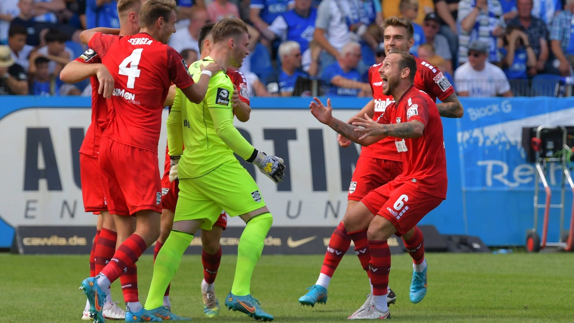 Ungläubiger Jubel: Duisburg-Keeper Vincent Müller (M.) wird von seinen Teamkollegen gefeiert.