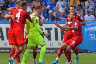 Ungläubiger Jubel: Duisburg-Keeper Vincent Müller (M.) wird von seinen Teamkollegen gefeiert.