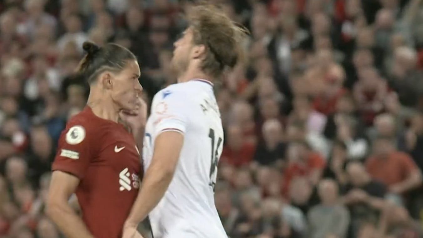 Darwin Nunez (l.) gegen Joachim Andersen: Der Liverpool-Neuzugang wurde bei seinem Startelfdebüt nach 57 Minuten dem Platz verwiesen. Darwin Nunez (l.) gegen Joachim Andersen: Der Liverpool-Neuzugang wurde bei seinem Startelfdebüt nach 57 Minuten dem Platz verwiesen.
