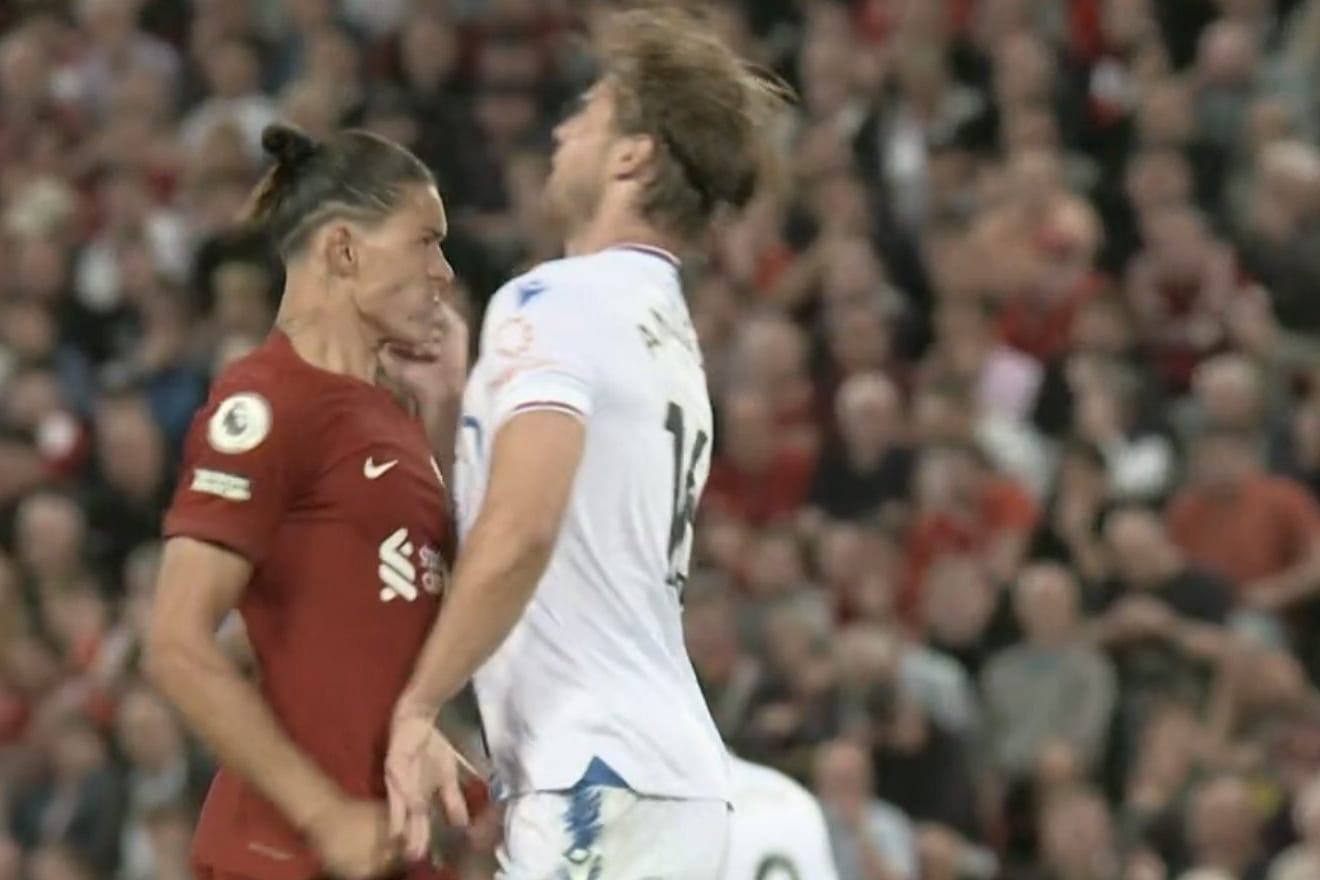 Darwin Nunez (l.) gegen Joachim Andersen: Der Liverpool-Neuzugang wurde bei seinem Startelfdebüt nach 57 Minuten dem Platz verwiesen.
