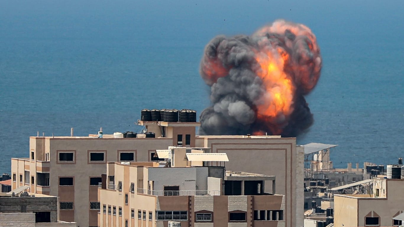 Nach einem israelischen Luftangriff steigt Rauch aus einem Gebäude im Gazastreifen auf: Seit Freitag sind nach palästinensischen Angaben mindestens 15 Menschen ums Leben gekommen.