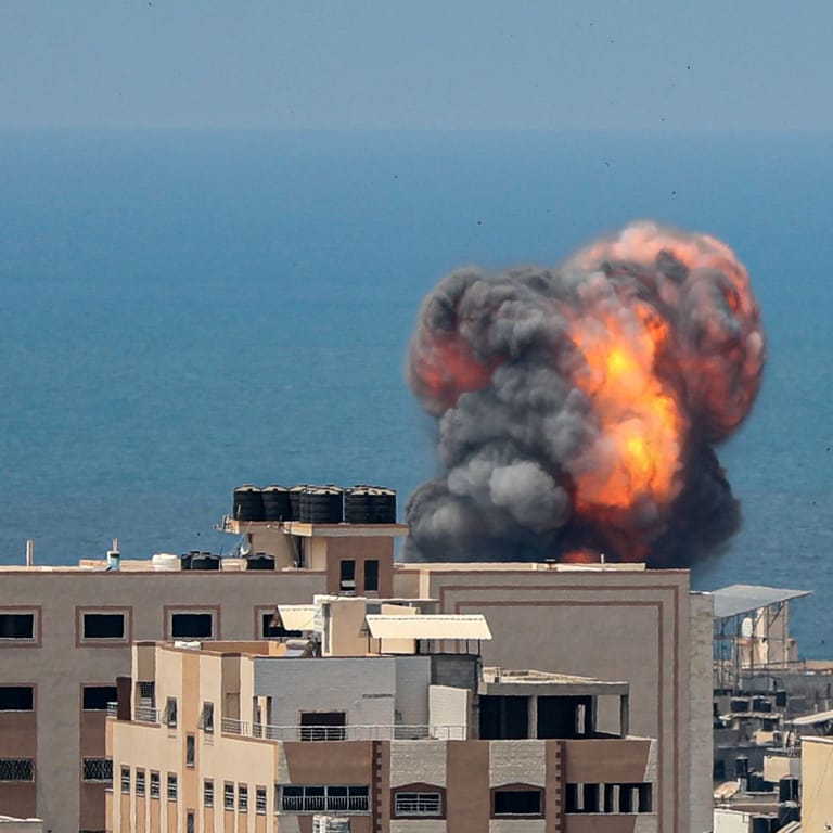Nach einem israelischen Luftangriff steigt Rauch aus einem Gebäude im Gazastreifen auf: Seit Freitag sind nach palästinensischen Angaben mindestens 15 Menschen ums Leben gekommen.