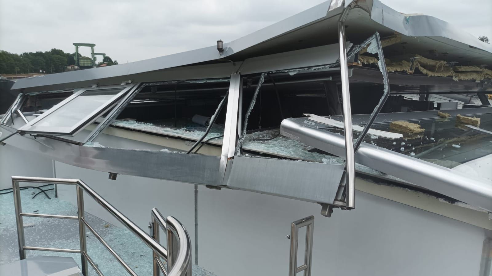 Die Brücke des Schiffs wurde durch den Aufprall massiv verformt.