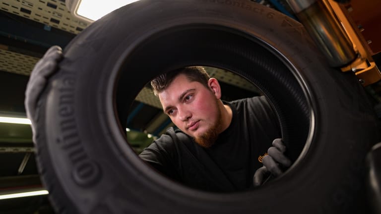 Ein junger Mann in der Reifenproduktion von Continental: Die Suche nach Lehrlingen wird immer schwieriger.