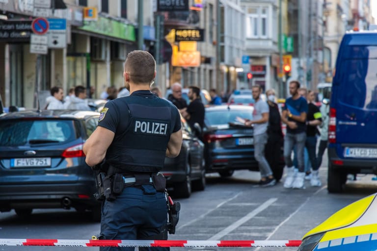 Polizist und Spurensicherung am Tatort: Polizeibeamten haben auf einen Mann geschossen.