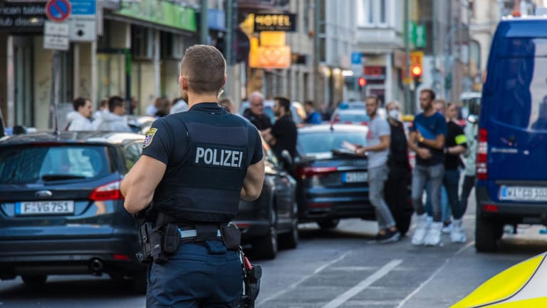 Polizist und Spurensicherung am Tatort: Polizeibeamten haben auf einen Mann geschossen.