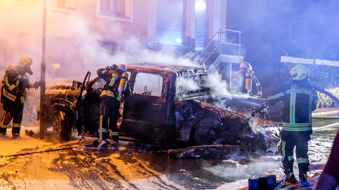 Rettungskräfte löschen das Fahrzeug, das zuvor explodiert war.