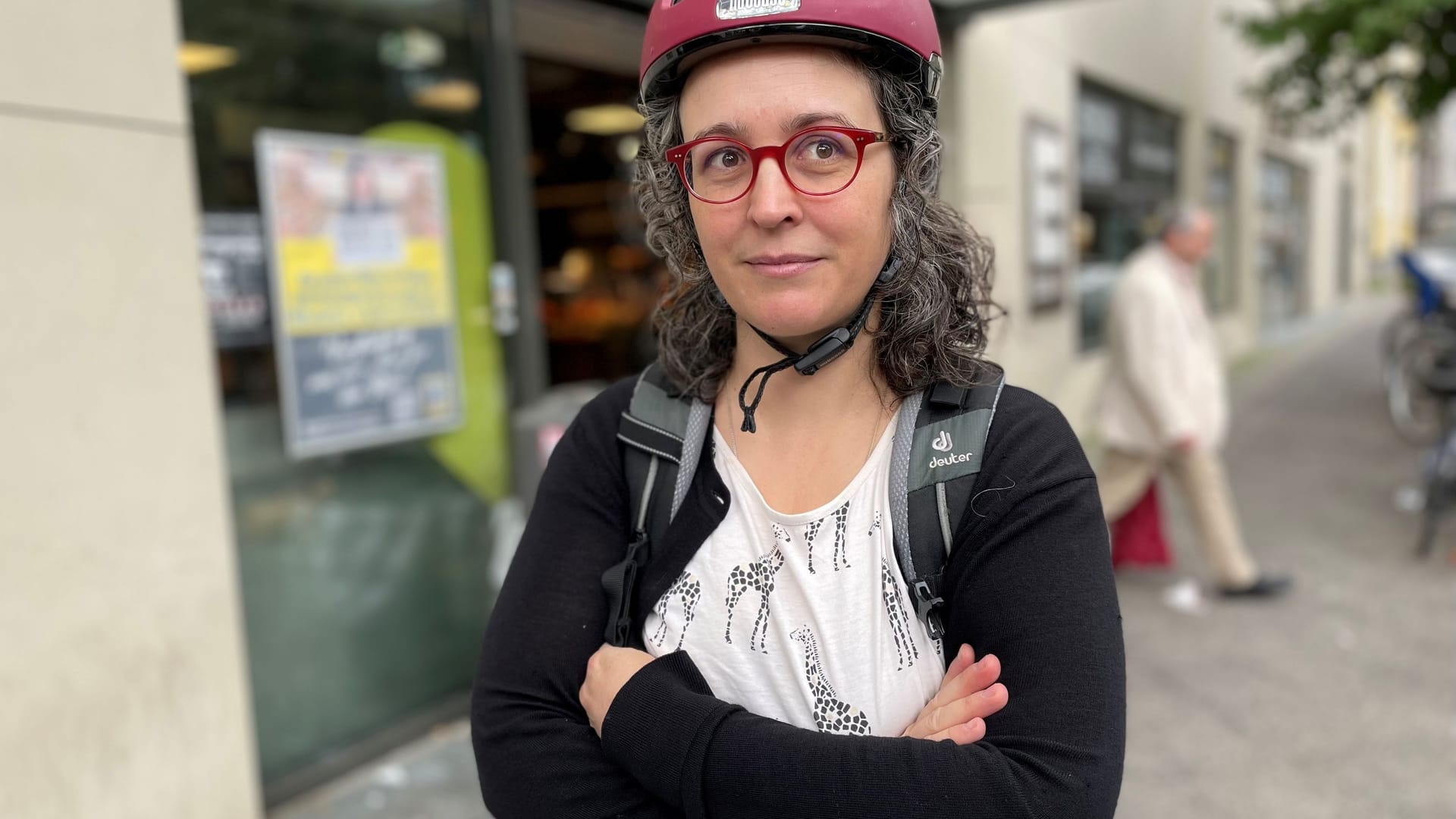 Lucie vor dem Edeka in Berlin-Mitte: Die 40-Jährige hat auch vor den hohen Inflationsraten meist die günstigen Produkte gekauft.