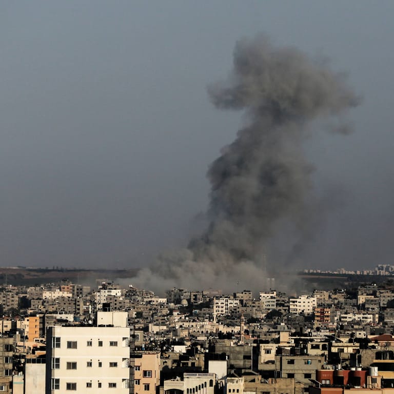 Rauchwolke über Wohnhäusern im Gazastreifen: Ab dem späten Sonntagabend soll eine Waffenruhe gelten.