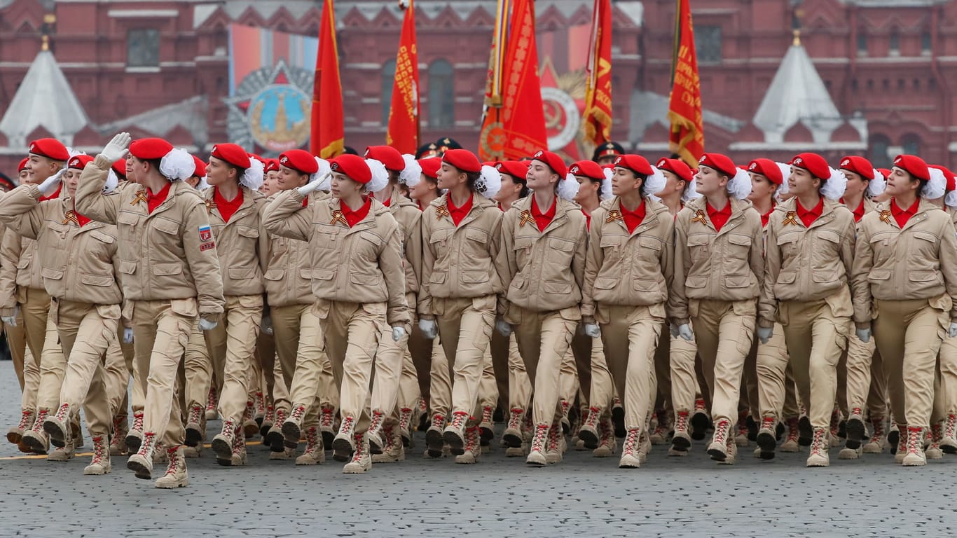 Mitglieder der "Junarmija" marschieren bei der Militärparade am 9. Mai, dem "Tag des Sieges" in Russland.