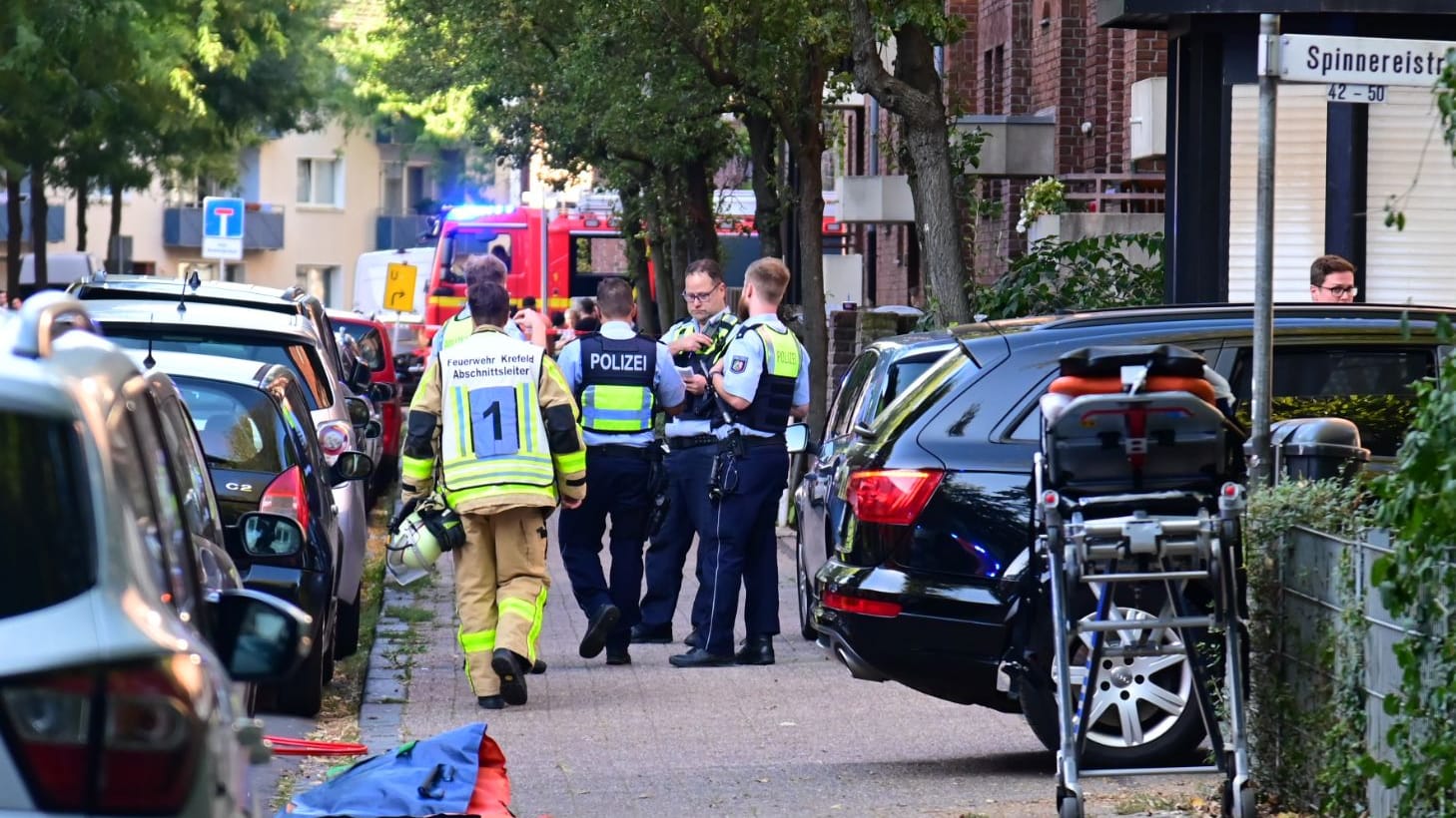 Einsatzkräfte halten sich an einem Unfallort in Krefeld auf: Ein sechsjähriger Junge auf einem Skateboard ist in Nordrhein-Westfalen von einem Auto überfahren und lebensgefährlich verletzt worden.