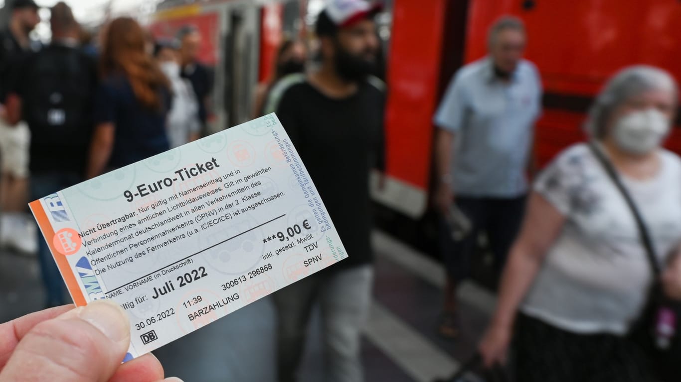 9-Euro-Ticket: Offenbar zieht es mehr Menschen aufs Land.