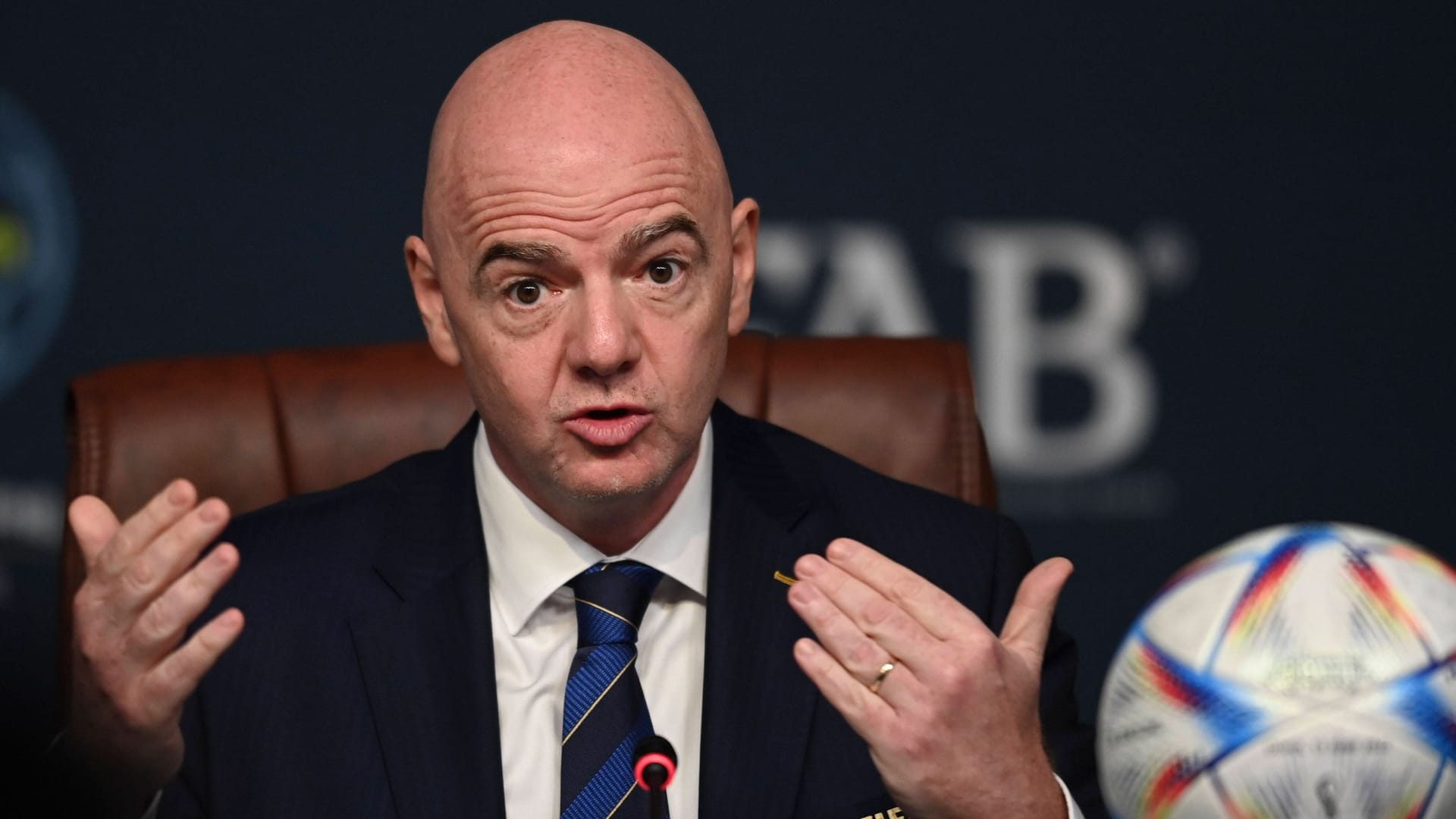 Gianni Infantino: Der Fifa-Präsident kommt Gastgeber Katar erneut einen Schritt entgegen.