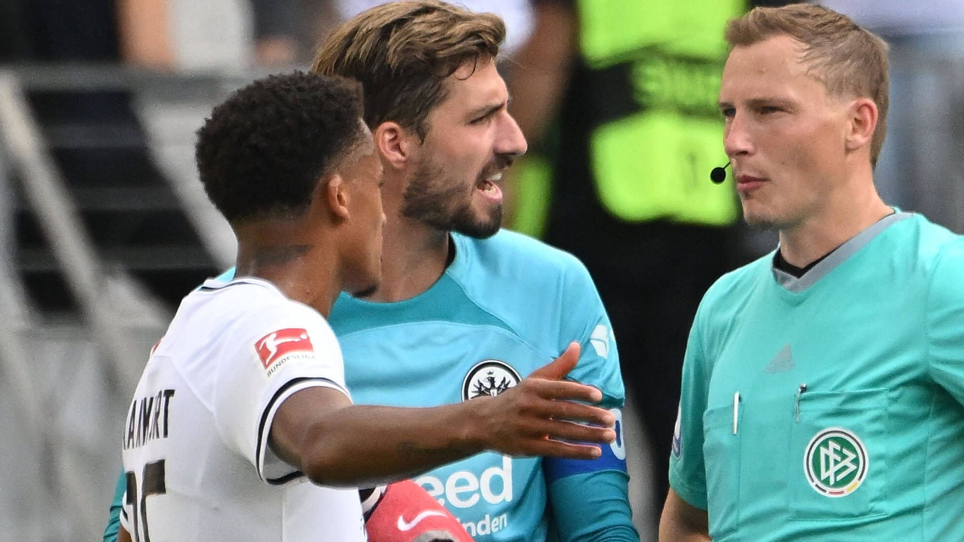Diskussion mit Schiedsrichter Petersen (r.): Eintracht-Torwart Trapp (M.) und Teamkollege Tuta. Diskussion mit Schiedsrichter Petersen (r.): Eintracht-Torwart Trapp (M.) und Teamkollege Tuta.