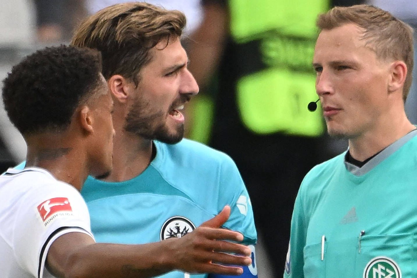 Diskussion mit Schiedsrichter Petersen (r.): Eintracht-Torwart Trapp (M.) und Teamkollege Tuta.