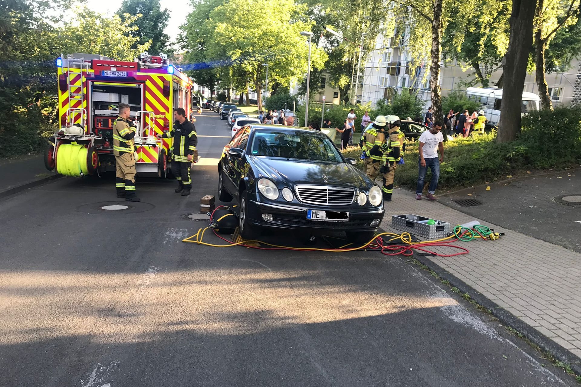 Feuerwehrleute am Einsatzort: Mit Hebekissen bargen die Retter den Mann.