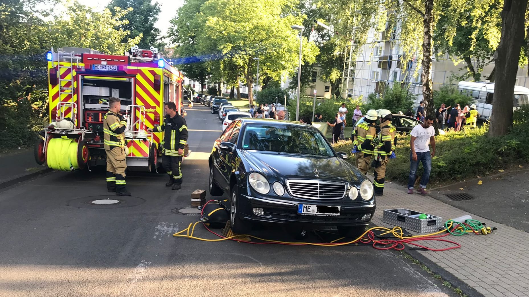 Feuerwehrleute am Einsatzort: Mit Hebekissen bargen die Retter den Mann.